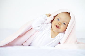 baby mit kuscheldecke