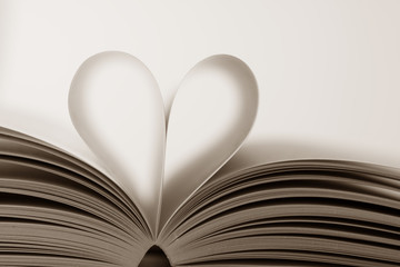 Buchseiten als Herz