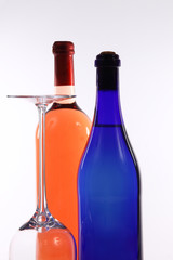 Weinflaschen mit Glas