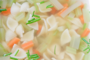 Vegetarische Nudelsuppe