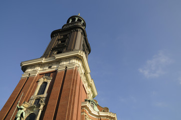 Fototapeta na wymiar Niski kąt widzenia Kościoła, St Michaelis, Hamburg