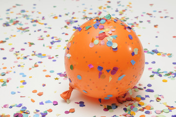 Luftballon und Konfetti