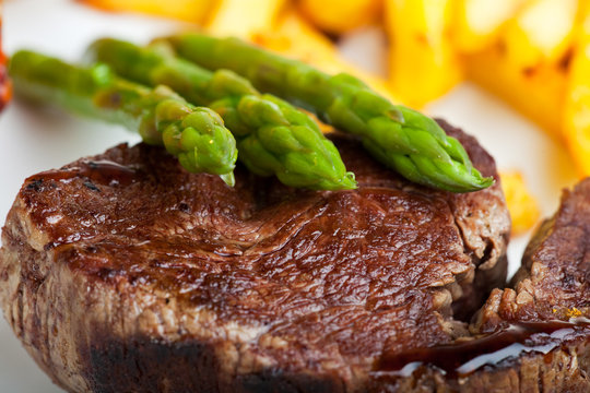 gegrilltes Steak mit Spargel