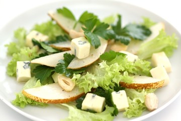 Salat mit Birnen, Blauschimmelkäse und Petersilie