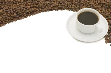 Photo sur Plexiglas Bar a café Tasse de café sur les grains de café isolés