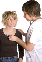 jeune femme qui se fait osculer par un médecin