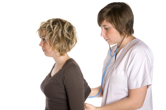 jeune m&eacute;decin qui osculte un patient