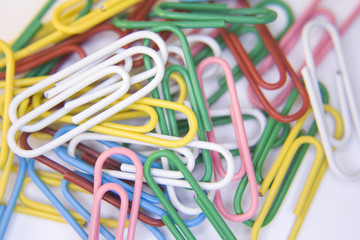 Büroklammern bunt