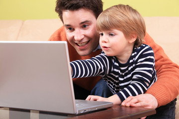 Vater und Sohn am Laptop