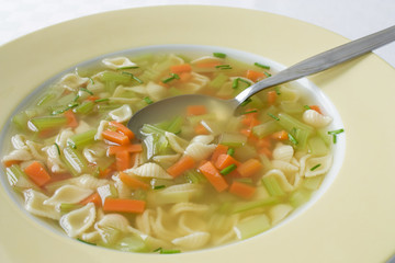 Vegetarische Nudelsuppe