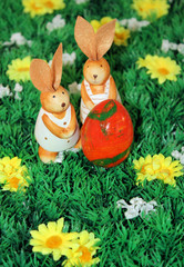 herr und frau hase mit osterei