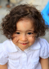 Fillette souriante...