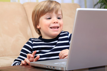 Junges Kind am Computer