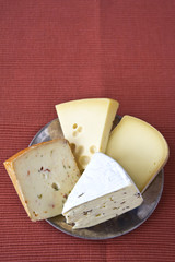 Käse aus der Schweiz auf einem Teller