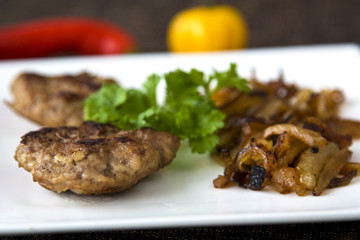 Frikadellen mit Petersilie auf einem Teller