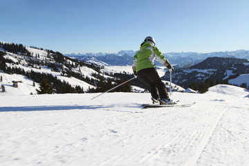 Fototapeta na wymiar Skifahrerin auf der Piste