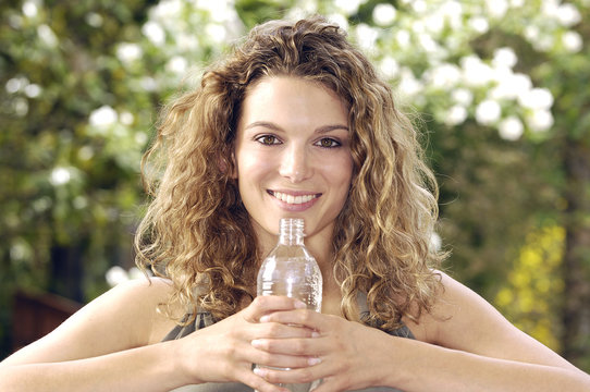 donna sorriso e acqua