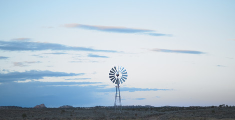 Obraz premium Lone Windmill at Dusk