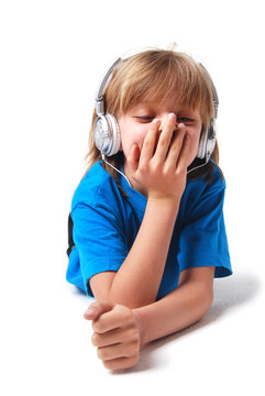 Enfant pouffant de rire avec casque audio