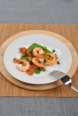 shrimps with mangetout pea and tomato
