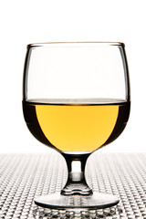 Verre de vin sur une tablette en acrylique