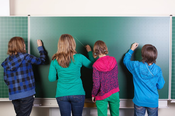 gruppe kinder in der schule