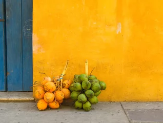 Fototapeten Frische Kokosnüsse in der Straße von Cartagena, Kolumbien © javarman
