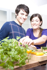 paar schneidet gem&uuml;se