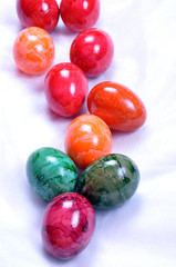 viele bunte Eier, gefärbte Ostereier in rot, orange, grün.