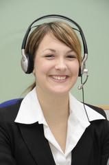 Junge Frau mit Headset