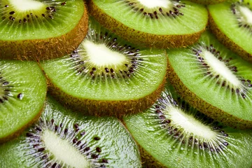 Gartenposter Hintergrund eines Teils der Kiwi durch Ringe. © Natalya Antoshchenko