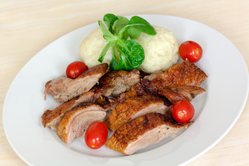 Entenbrust, gebraten-mit Klössen,Feldsalat