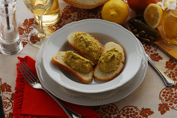 Crostini di tonno capperi e cetrioli