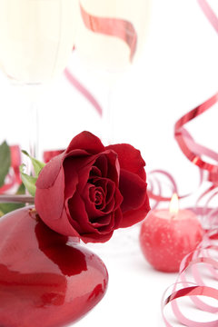 Liebeskarte mit rote Rose und Herz