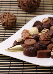 Teller mit Pralinen