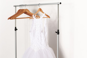 Brautkleid auf dem Kleiderständer