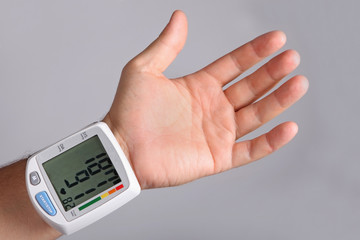 Bludruck messen Bluthochdruck Blutdruckmessgerät