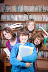 schüler mit büchern in der bücherei