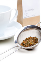 Johanniskraut - Teesieb, Tasse und Verpackung