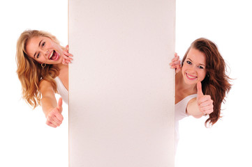 Girls hinter wand
