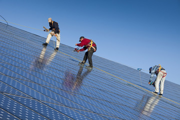 ouvriers et panneaux photovoltaïques
