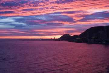rayos de fuego al atardecer