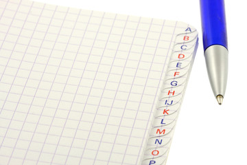 stylo carnet répertoire spirale fond blanc