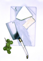 Käse Messer und Trauben