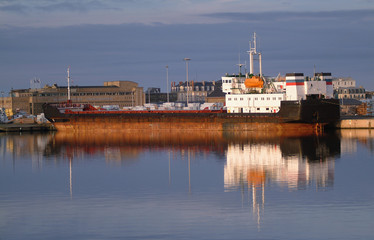 Cargo dans le port de Saint-Malo