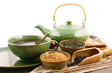 tazza e teiera con ciotole e cucchiaio legno