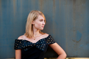 Naklejka premium Pretty teen against grunge background