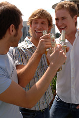 männer beim trinken