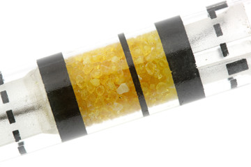 tube cristaux réactif éthylotest fond blanc