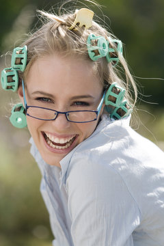 Giulia,portrait,bigoudis,lunettes de vue